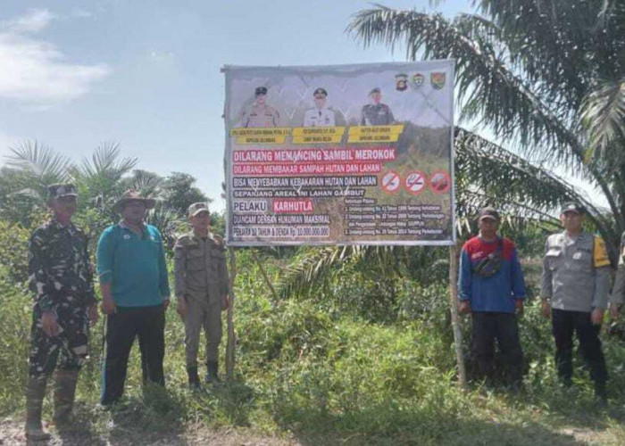 Pasang Spanduk Pencegahan Karhutla di 8 Desa