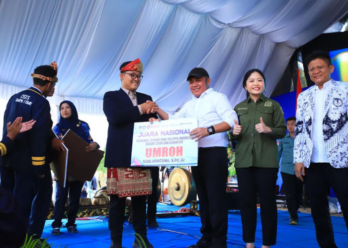 Hadiri HUT PGRI di OKU Timur, Herman Deru Tekankan Marwah dan Istiqomah Guru.