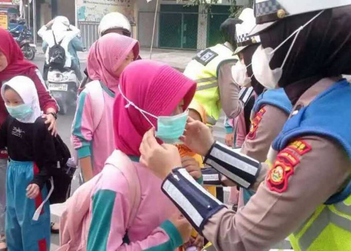 Asap Mengintai Anak-Anak, Polres OKU Bergerak Bagikan Masker ke Sekolah