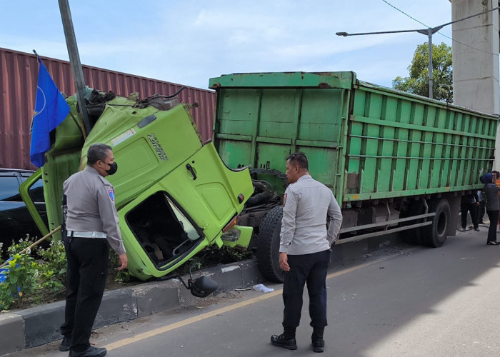 Sopir Ngantuk, Fuso Naik ke Pembatas dan Tabrak Tiang Lampu Di Jalan Harun Sohar