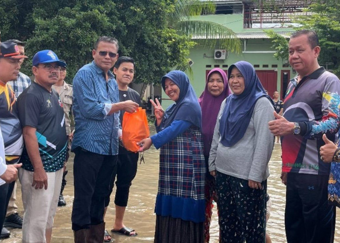 Gerak Cepat, Walikota Prabumulih Terpilih H Arlan Tinjau dan Bantu Korban Banjir