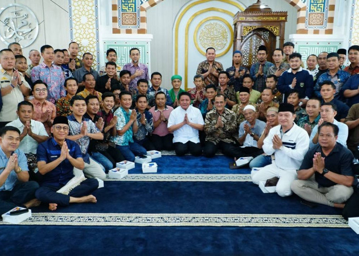 Usai Shalat Jumat Berjamaah di Kantor, Gubernur Herman Deru Dengarkan Curhat Para Pegawai 