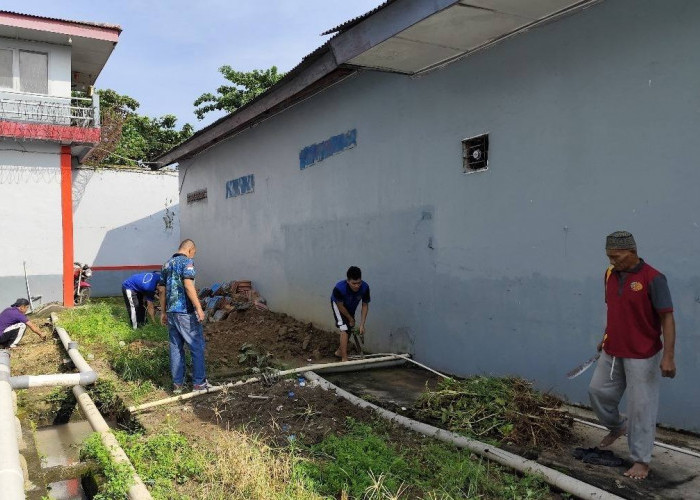 Bersihkan Area Brandgang Demi Keamanan dan Kebersihan Lingkungan