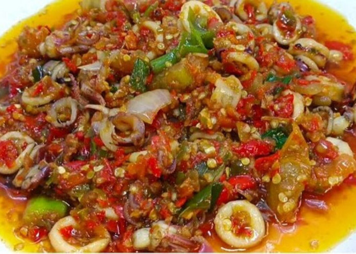 Cumi Sambal Geprek Jadi Tren Kuliner Baru, Perpaduan Pedas dan Gurih Tarik Minat Pecinta Makanan