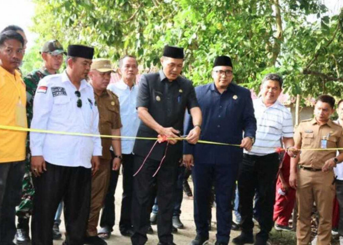 Penantian 10 Tahun, Bupati Resmikan Jalan Lingkar Desa