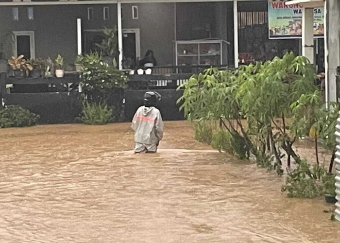 Dikepung Banjir Setinggi 80 Cm, Warga Tanjung Kemala OKU Terisolir