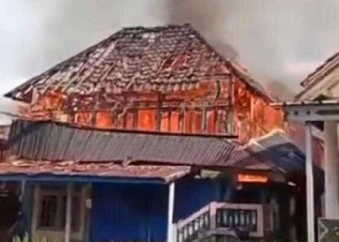 Korsleting Listrik, Rumah 2 Lantai Ludes Terbakar