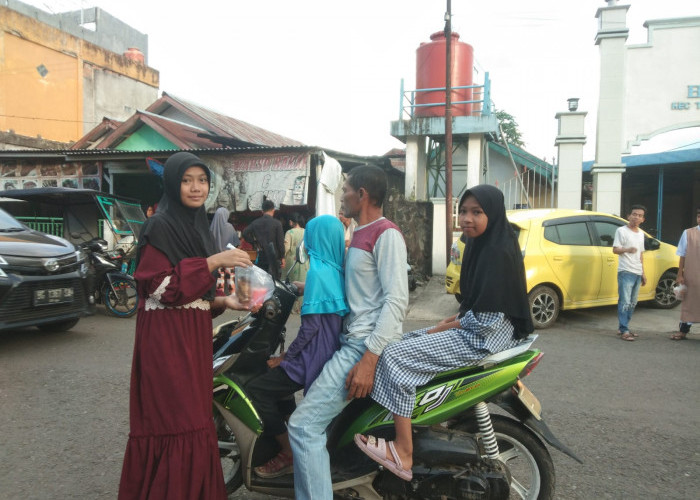 Menjelang Buka Puasa Remaja Masjid Baitul Ihkwan Kelurahan Kupang Bagi Bagi Takjil 