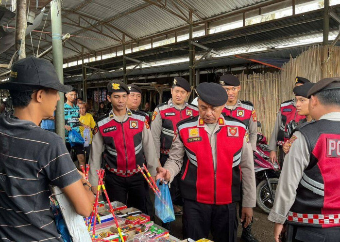 Sat Samapta Polres Ogan Ilir Razia Petasan di Pasar Indralaya