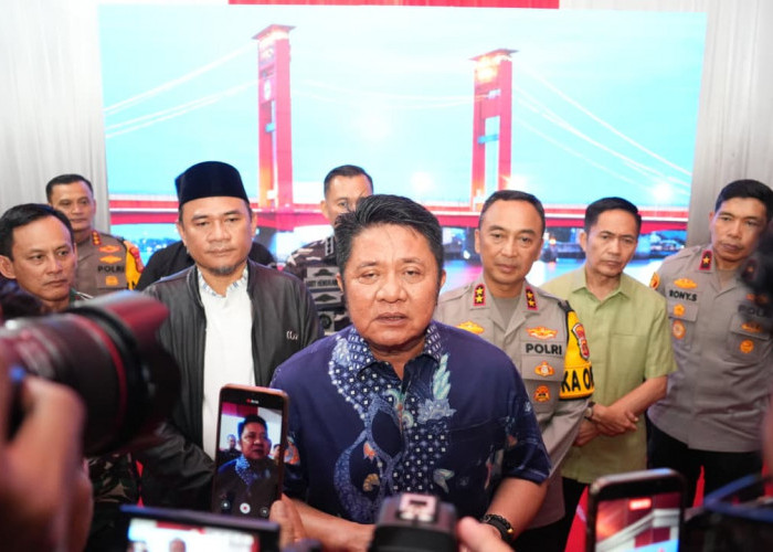 Ratu Dewa Ajak Warga Perkuat Persaudaraan Saat Salat Idulfitri di Masjid Agung Palembang