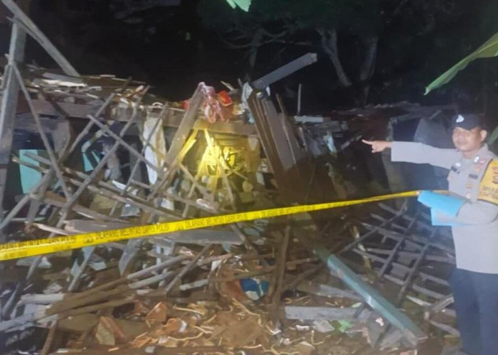 Rumah Petani Lansia di Rantau Alai Roboh Akibat Dimakan Usia, Polisi Lakukan Ini