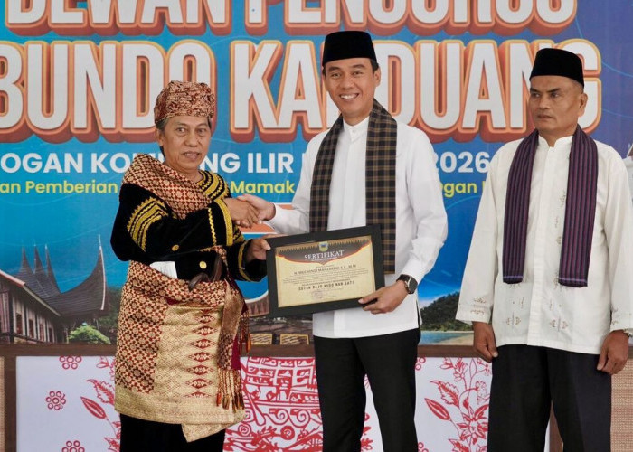 H Muchendi Sandang Gelar Kehormatan Adat Minang “Sutan Rajo Mudo Nan Sati