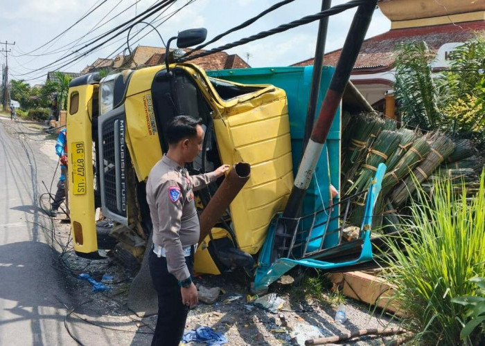 Hindari Kucing Menyeberang, Truk Canter Tabrak Tiang Listrik di Jalintim Ogan Ilir