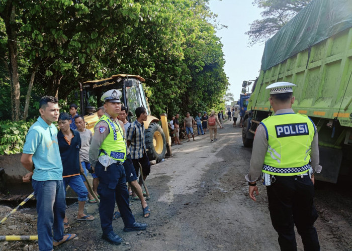 BPBD OKU Atasi Longsor di Jalinsum Pengandonan