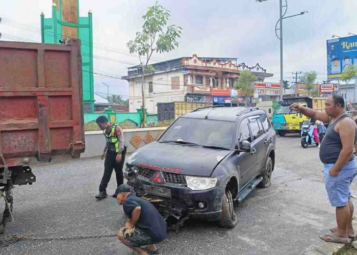 Heboh! Mobil Anggota Polisi Tabrak Pedagang Sayur