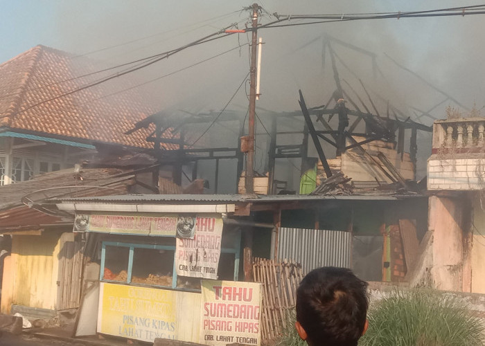 Satu Unit Rumah Panggung di Lahat Ludes Terbakar