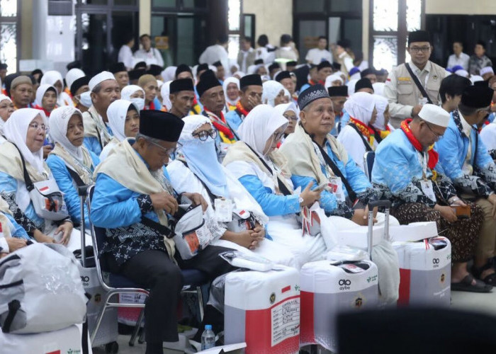 Sekda Edward Candra Pastikan Pelayanan Maksimal, Dampingi Menteri Haji Tinjau Jamaah Kloter PLM 10