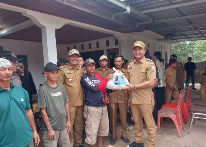 Pj Bupati OKU Berikan Bantuan Untuk Warga Terdampak Puting Beliung