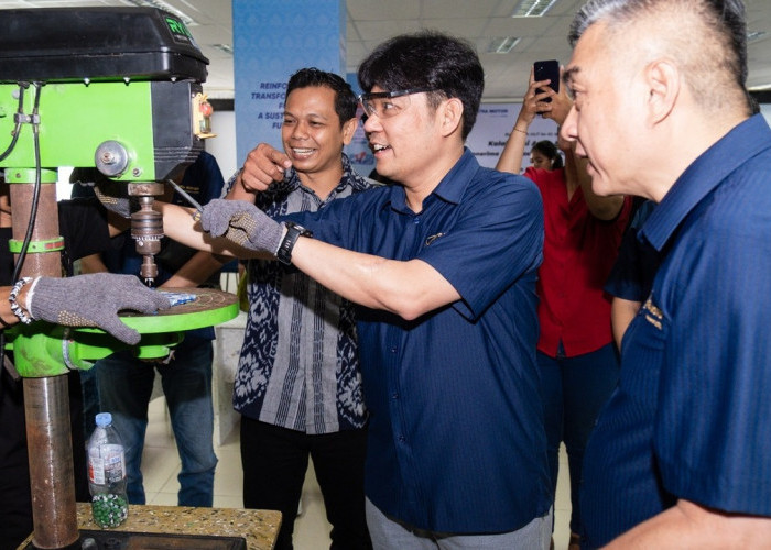 Rayakan 55 Tahun, Astra Motor Gandeng Komunitas Difabel Olah Botol Plastik Jadi Produk Kreatif