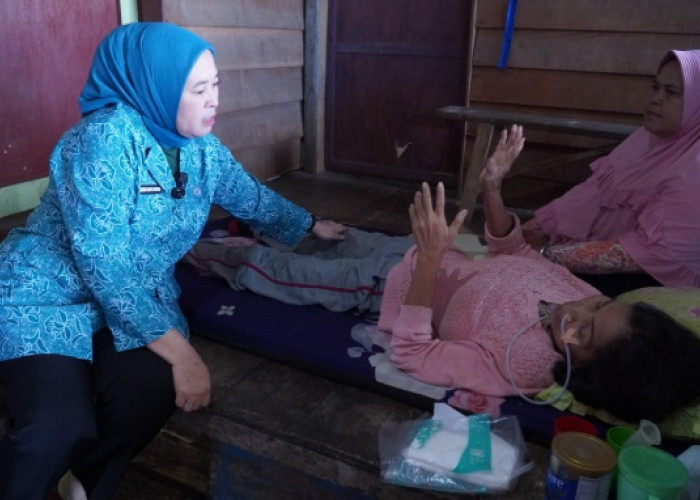 Terobos Banjir, Ketua TP PKK Palembang Beri Bantuan untuk Warga Sakit