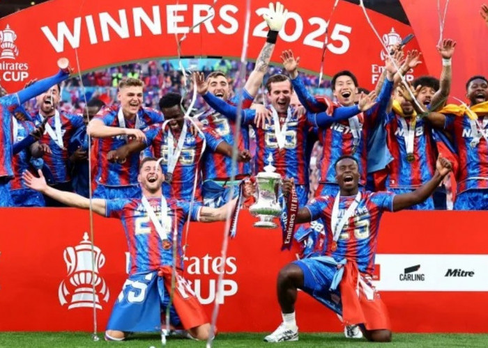 119 Tahun Penantian! Crystal Palace Angkat Trofi FA Cup 2025 