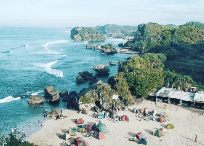 Menikmati Pesona Pemandangan Eksotis di Pantai Ngrumput Gunung Kidul