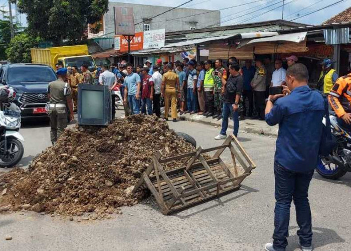 Kesal Sering Dilanda Banjir, Warga Gunung Ibul Blokir Jalan Padat Karya dan Jalan Sumatera