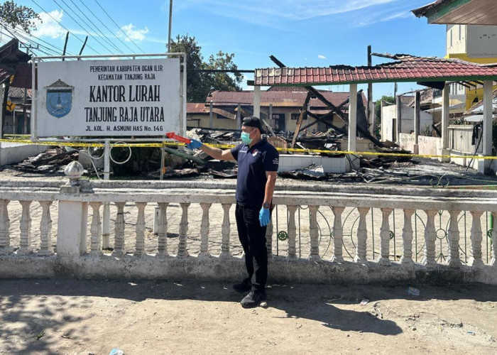 Polisi dan Tim Inafis Selidiki Penyebab Kebakaran Kantor Lurah Tanjung Raja Utara