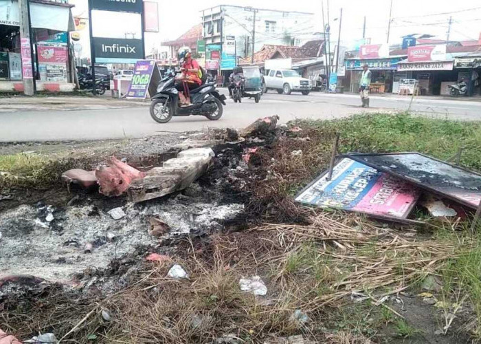 Pembatas Jalan Dirusak dan Dibakar Kasat Lantas OI Sayangkan Aksi Pelaku