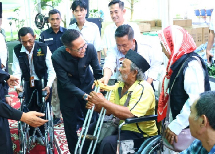 Penyandang Disabilitas Dapat Berkah, Ratu Dewa Bagikan 50 Kursi Roda dan 100 Alat Bantu Dengar