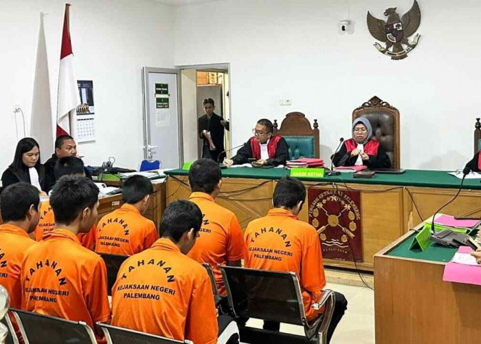 8 Terdakwa Kasus Perusakan Fasum, 