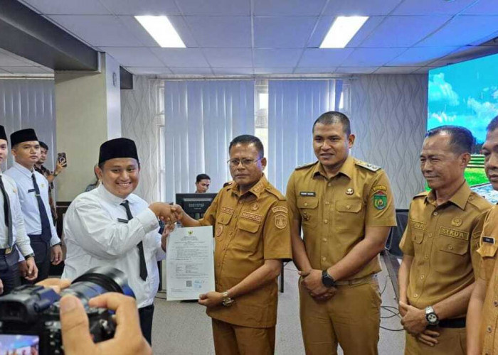Serahkan SK CPNS Formasi Tahun 2024, H Arlan: Tunjukkan Dedikasi dan Loyalitas Dalam Bekerja