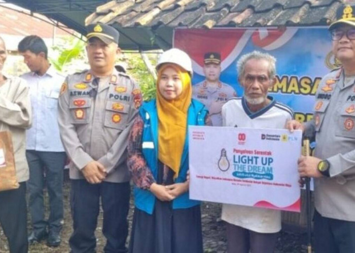 Polres OKU Lakukan Pemasangan Listrik Gratis di Kecamatan Baturaja Timur