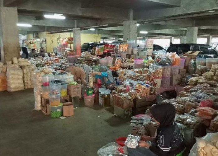 Berkah Lebaran, Pedagang Kue Musiman Raup Cuan