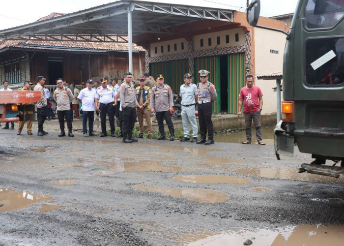 Kapolres Muba Tinjau Jalinteng yang Berlubang, Ini Imbauannya