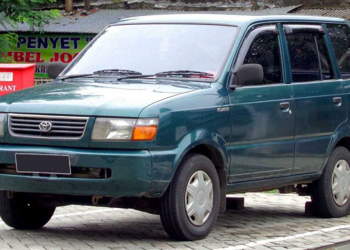 Nostalgia Kijang Kapsul: Mobil Klasik yang Tetap Tangguh di Bawa Mudik Lebaran.