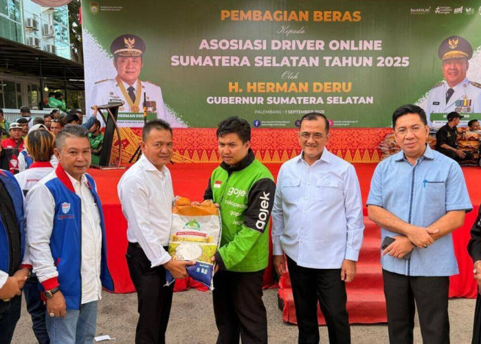 Bank Sumsel Babel Bersama Pemprov Sumsel Bagikan Beras untuk Driver Online
