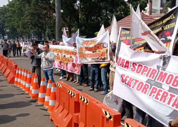 Ratusan Massa AMUK Gelar Aksi Unjuk Rasa di Kantor Gubernur Sumsel