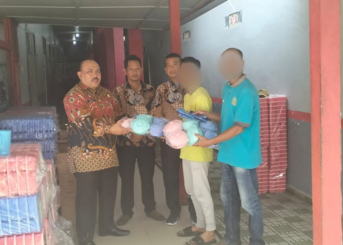 Demi Kesehatan serta Hak Warga Binaaan Lapas Sekayu Bagikan Alat Makan dan Minum secara Gratis