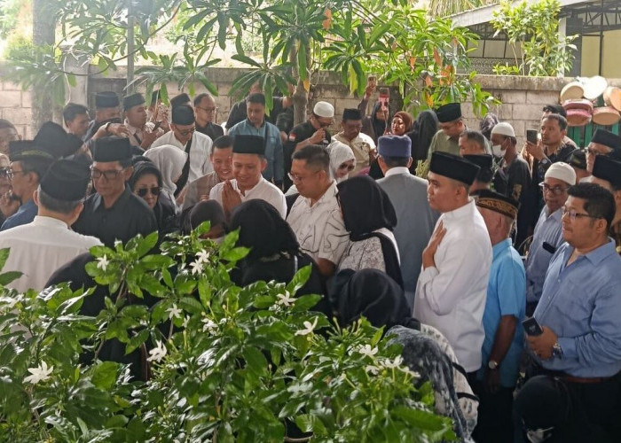 Selamat Jalan Sang Pelopor: Ribuan Pelayat Iringi Pemakaman Alex Noerdin