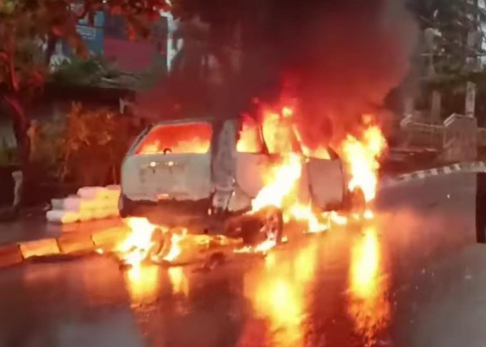 Mobil Honda CRV Terbakar Saat Hujan, Begini Kondisinya..