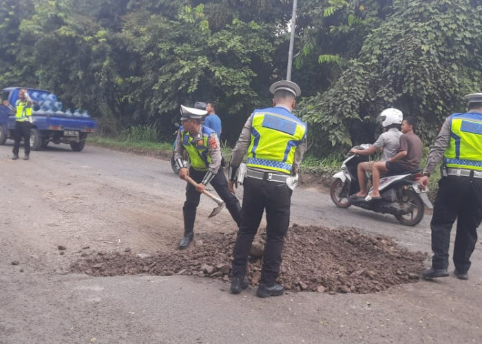 Satlantas Polres OKU Timbun Jalan Berlubang