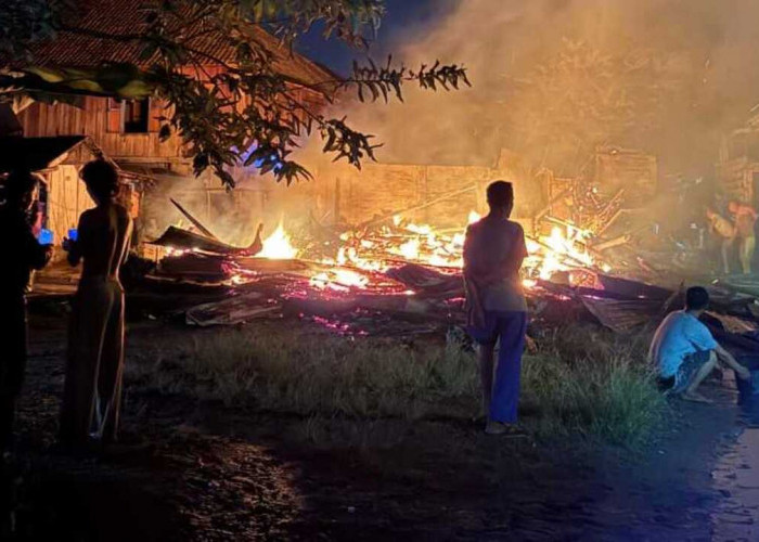 Habis Terbakar, Satu Unit Rumah Panggung di Kelurahan Kayuagung Asli Rata dengan Tanah