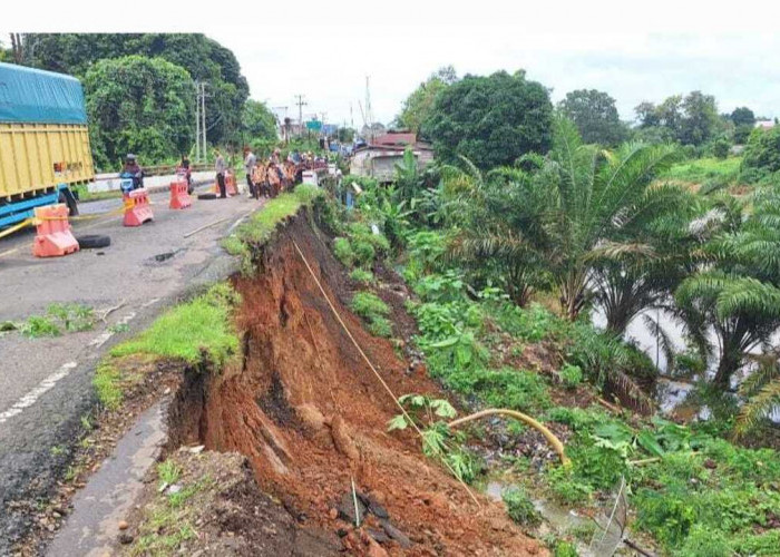 Tanah Longsor di Jalur Lintas Mura-Muba, Satu Rumah Amblas ke Jurang