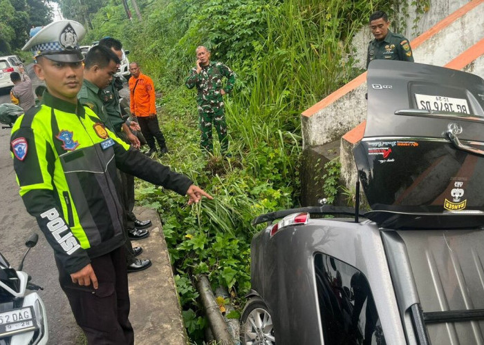 Sopir Diduga Lalai, Mobil Nyungsep ke Parit