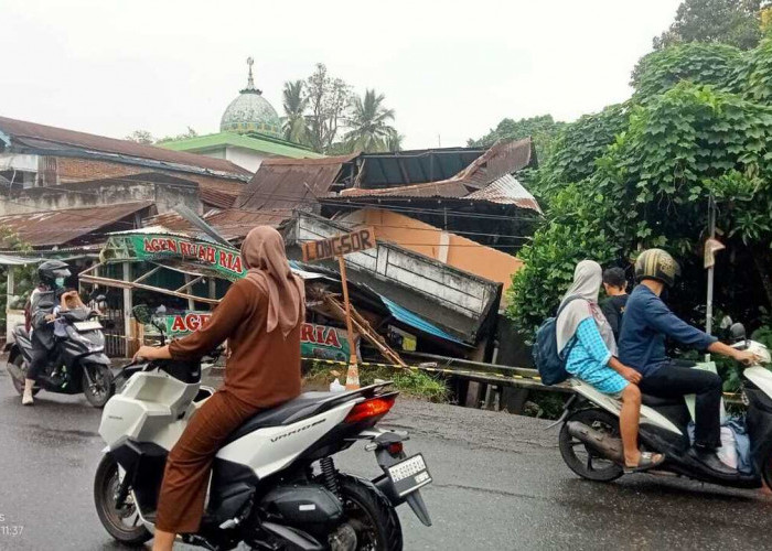 Ujan Deras Picu Longsor di Lubuklinggau, Rumah Kontrakan Ambruk dan Jembatan Pertamina Terancam Roboh