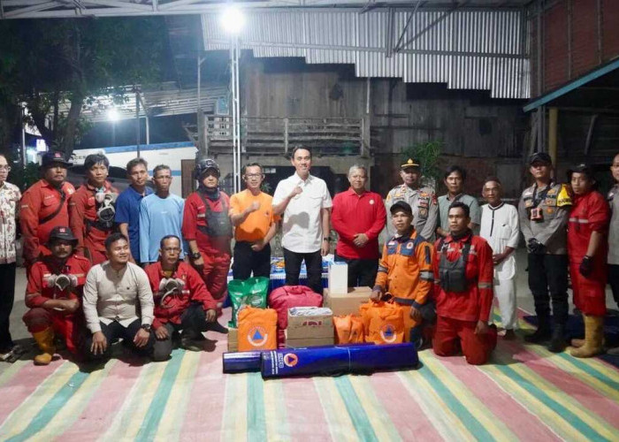 Turun ke Lokasi Karhutla Deling, Muchendi Semangati Petugas di Garis Depan