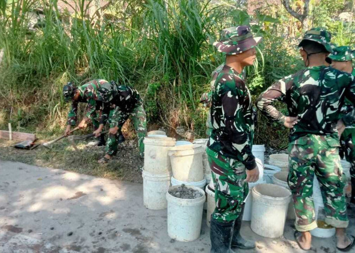 Satu Ember Pasir, Sejuta Manfaat: Gotong Royong TNI dan Warga Hadirkan Berkah di Desa Cukil
