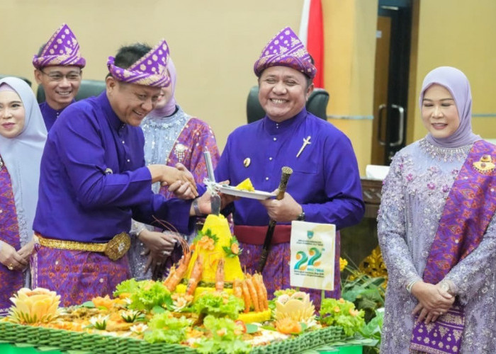 Hadiri Paripurna HUT ke-22 OKU Timur, Herman Deru :  Kunci Majunya Daerah Adalah Kekompakan dan Tingginya Etos