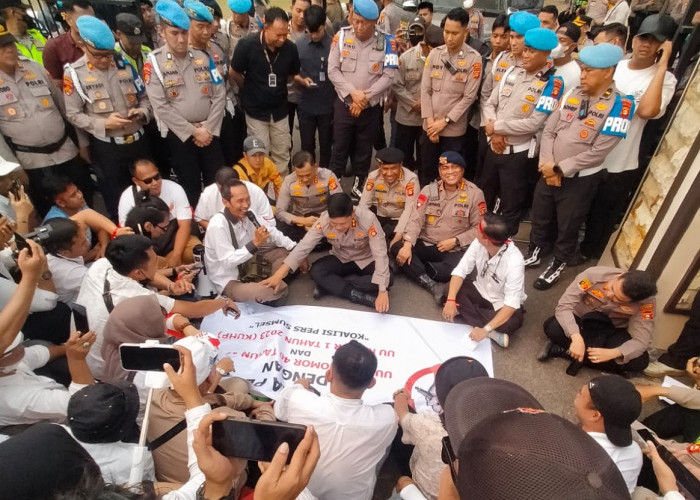 Teriakan Copot Dirintelkam Menggema di Depan Mapolda Sumsel, Solidaritas Jurnalis Tuntut Keadilan